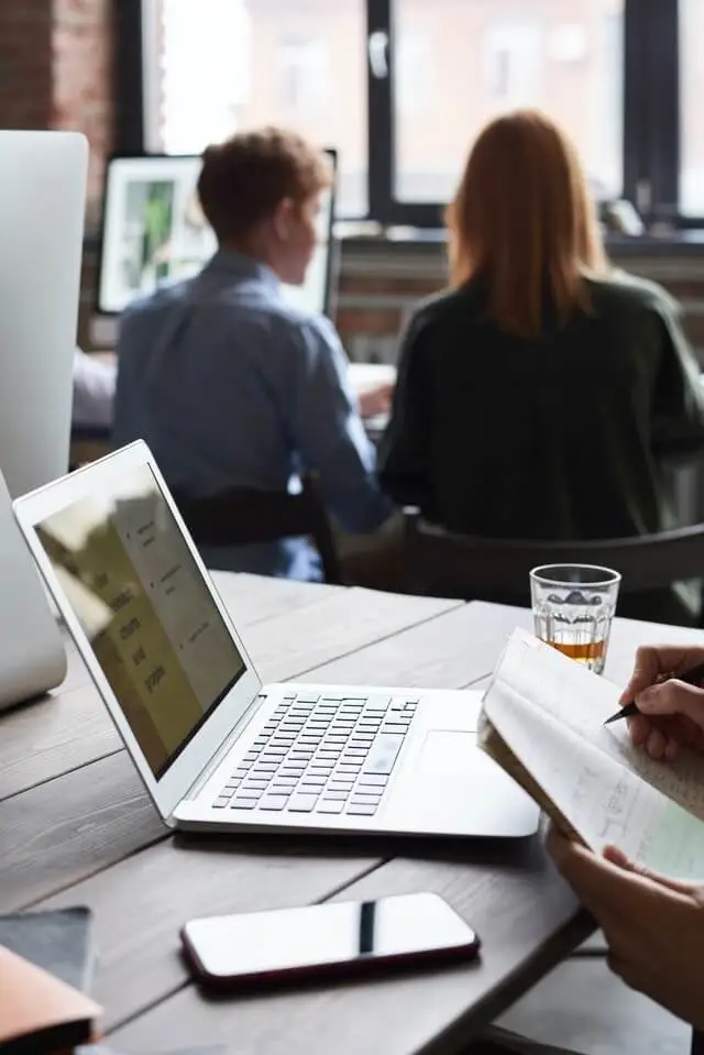 Travail agence marketing ordinateur